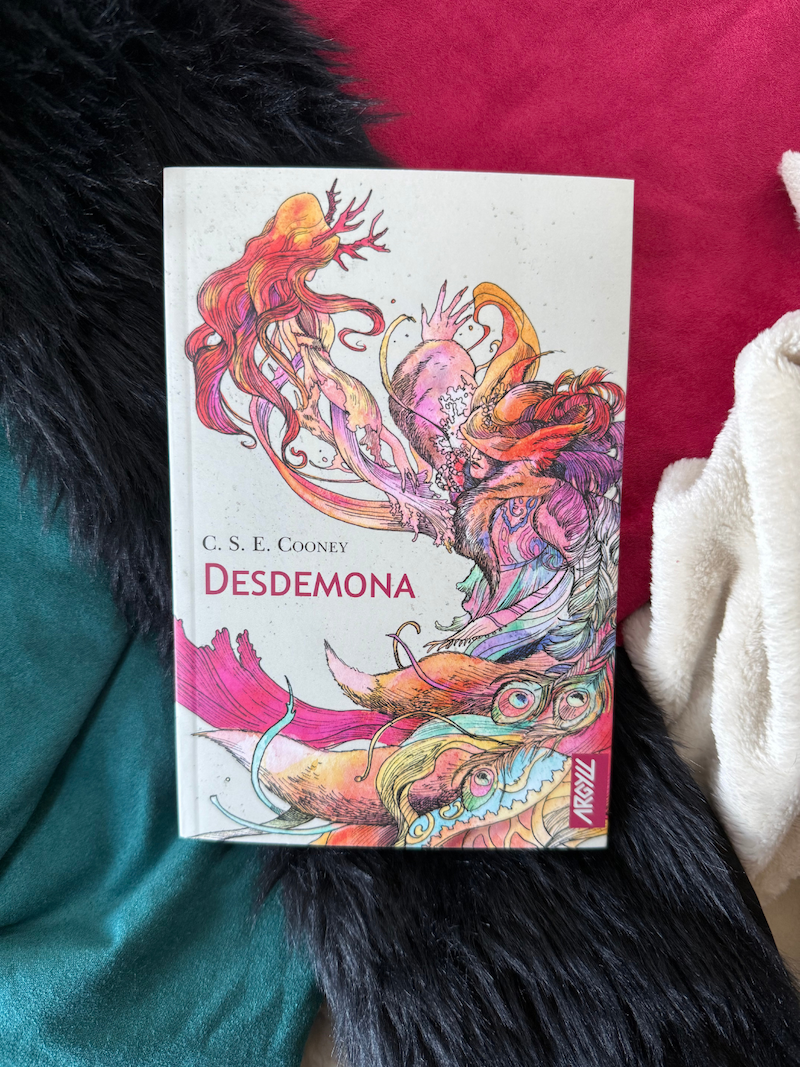 Livre Desdemona sur plein des tissus doux et colorés