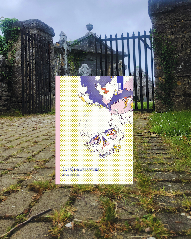 Livre posé sur une allée menant au portail d'un vieux cimetière celte. La couverture de (Des)incantations montre un crâne humain d'où s'échappe une nuée de couleurs.