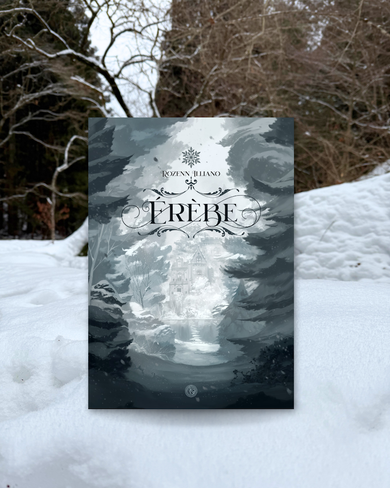 Livre pris en photo dans la neige devant des arbres enneigés. La couverture d'Erebe montre un manoir gothique enneigé entre de grands arbres avec un lac gelé devant.