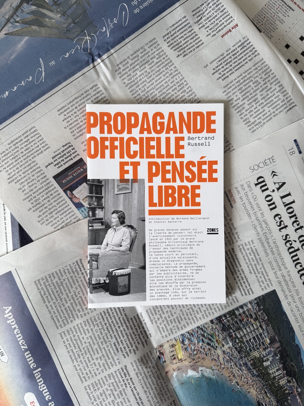 Livre Propagande officielle et pensée libre pris en photo sur des journaux