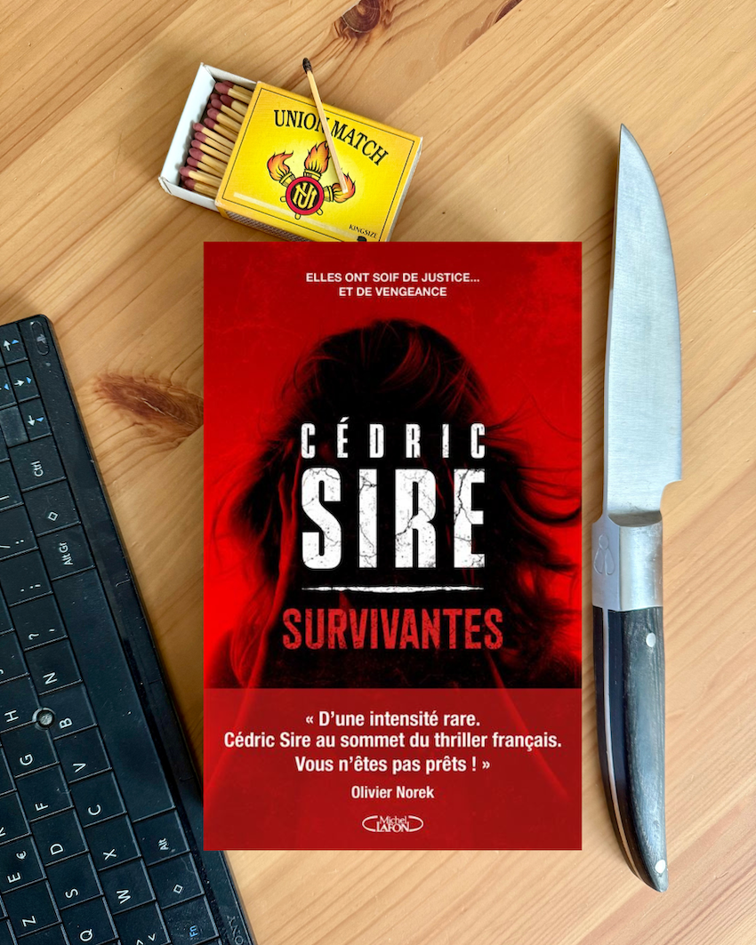 Livre posé aux côtés d’un couteau, d’un clavier et d’une boite d’allumettes symbolisant les vengeances des héroïnes. La couverture de Survivantes montre sur un fond rouge une femme se tenant les mains sur la tête. Ses traits sont cachés dans l’ombre.