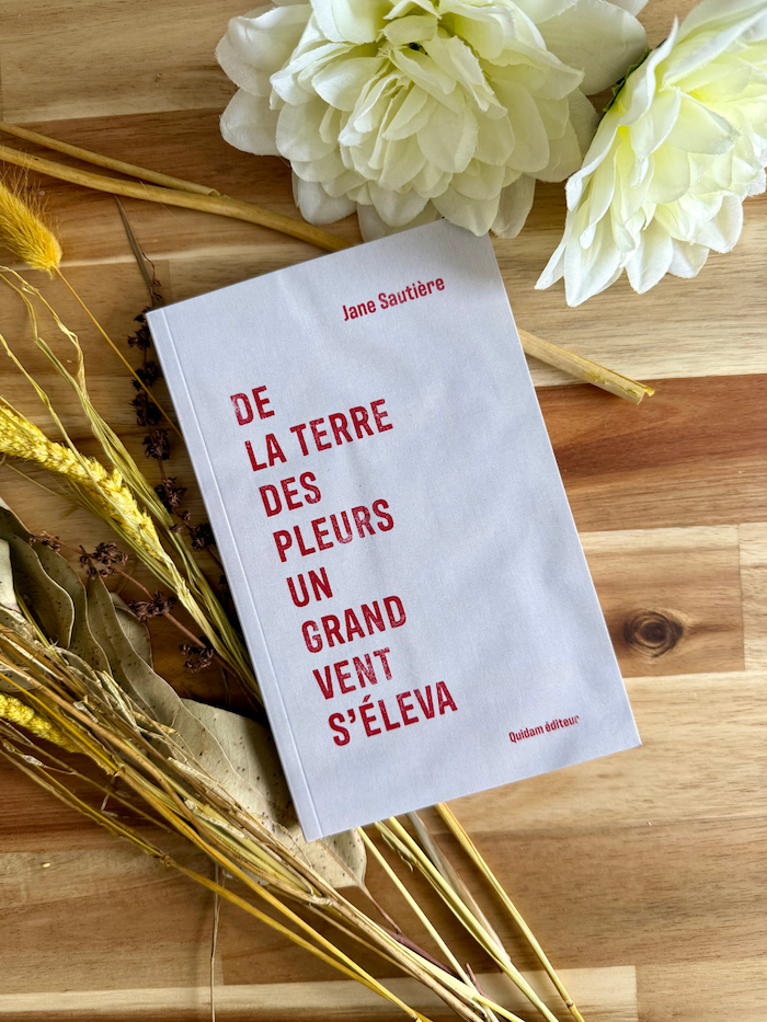 Livre De la terre des pleurs un grand vent s'éleva avec des feuillages et fleurs séchées et des fleurs blanches